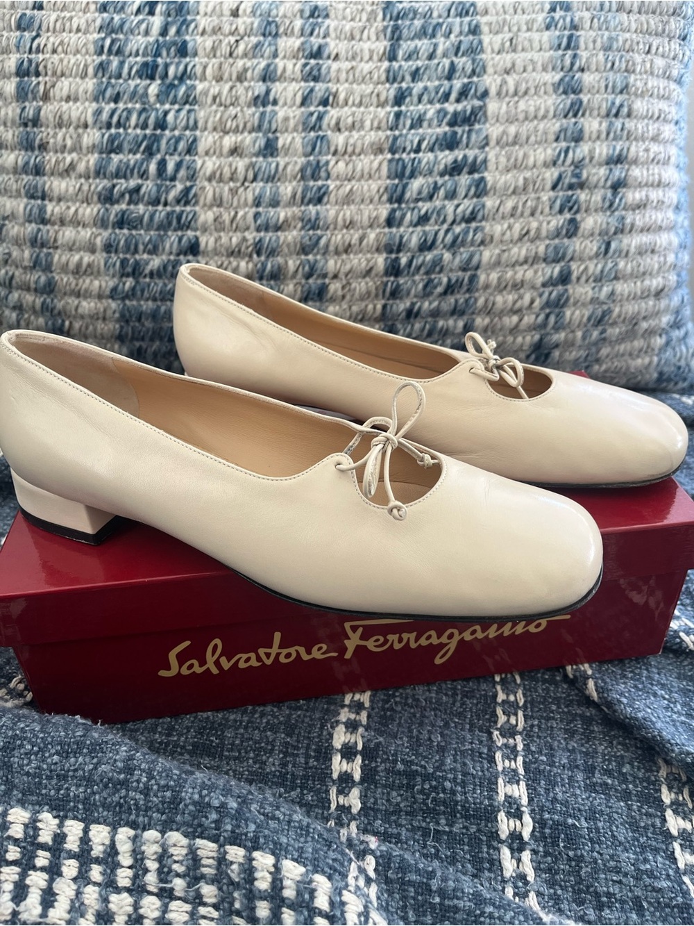 Salvatore Ferragamo Ivory Leather Ballet Flats with Bow Accent - Picture 4 of 10